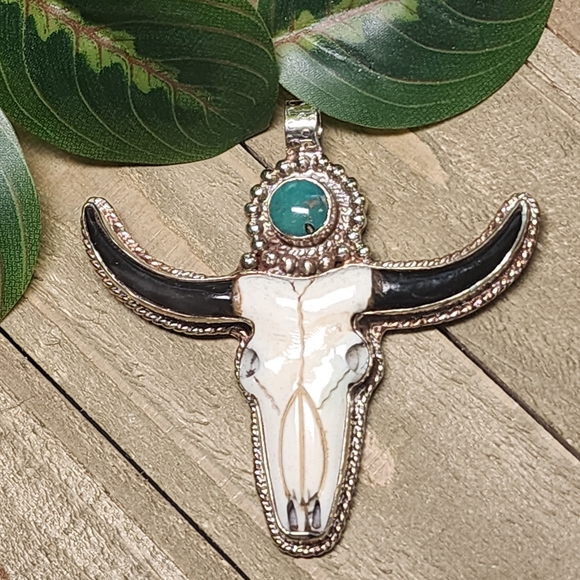 Carved Bone Longhorn Steer Pendant with a Turquoise Cabachon from Nepal - Picture 4 of 9